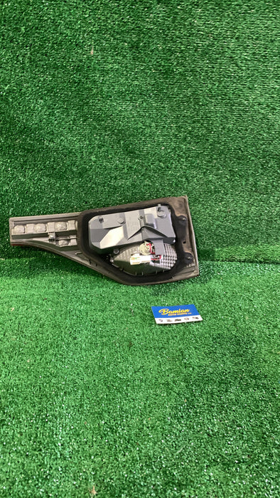 2008 Toyota Estima   Left Tailgate Light