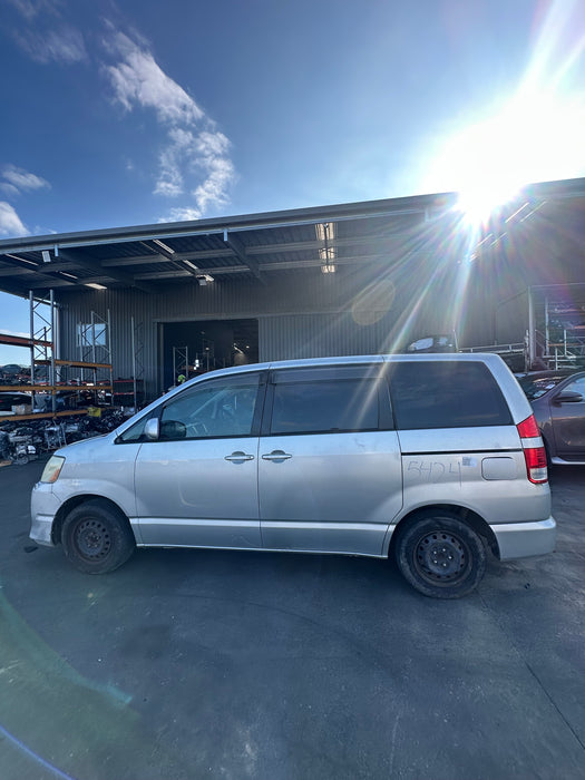 2005 Toyota Noah   5424 - Used parts for sale