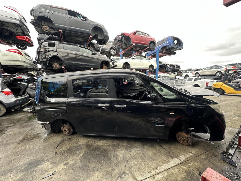 2013 Nissan Serena   5659 - Used parts for sale