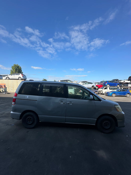 2005 Toyota Noah   5424 - Used parts for sale