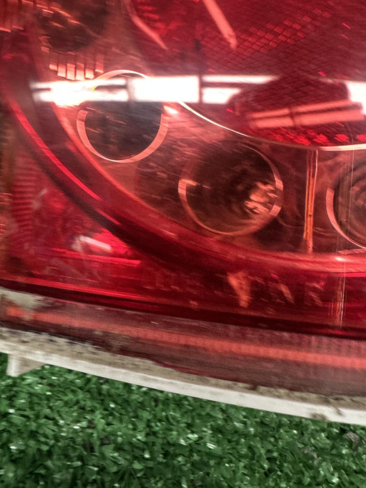 2005 Nissan Elgrand  E51 Right Taillight