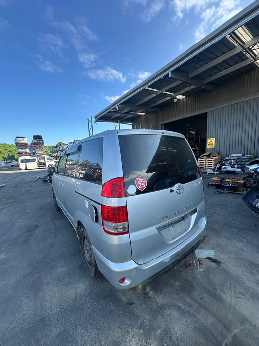 2005 Toyota Noah   5424 - Used parts for sale