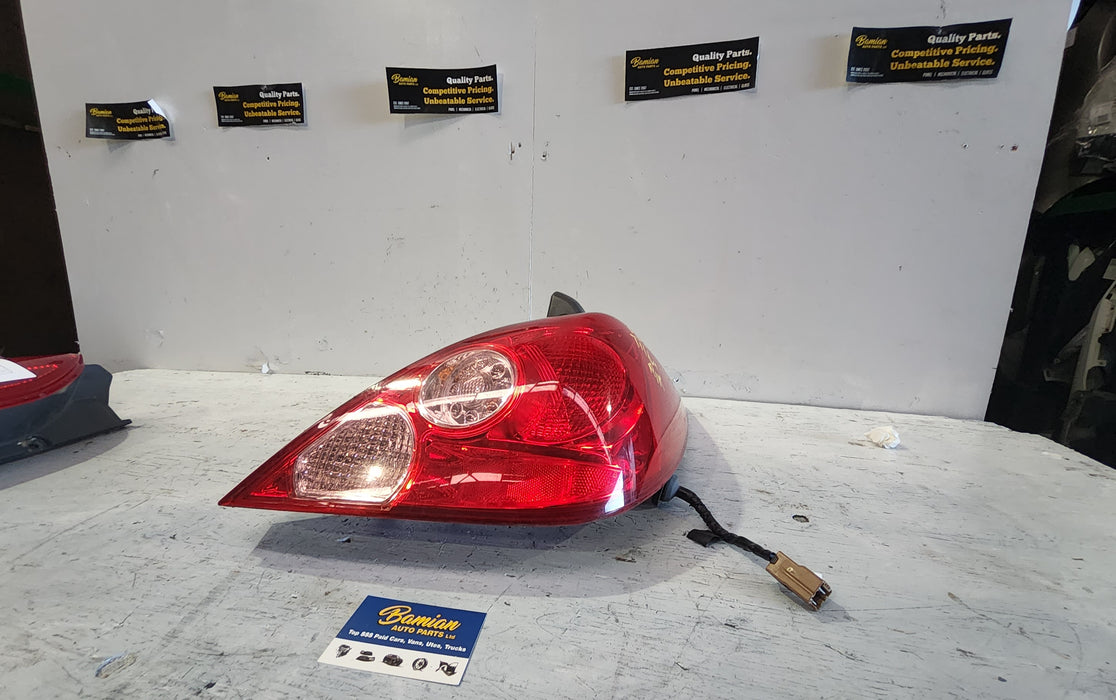 2004, Nissan, Tiida, Right Taillight